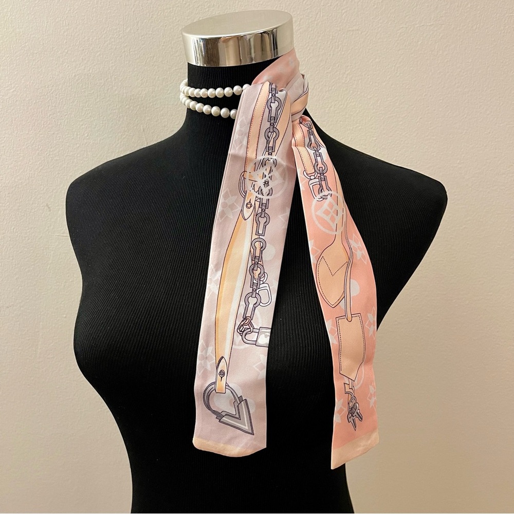 Chains & Florals Monogram Patterned in Peach Pink Print - Picture 3 of 12